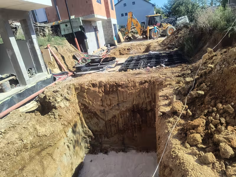 Príprava a výkop jamy pre osadenie žumpy modernou technikou JakoKAM.